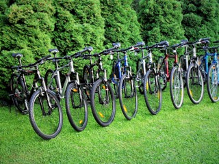 Kola vystavená před prodejnou