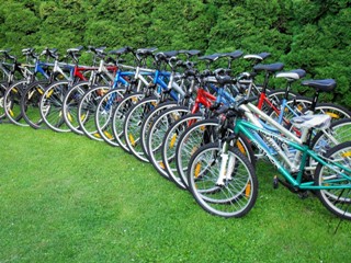 Kola vystavená před prodejnou