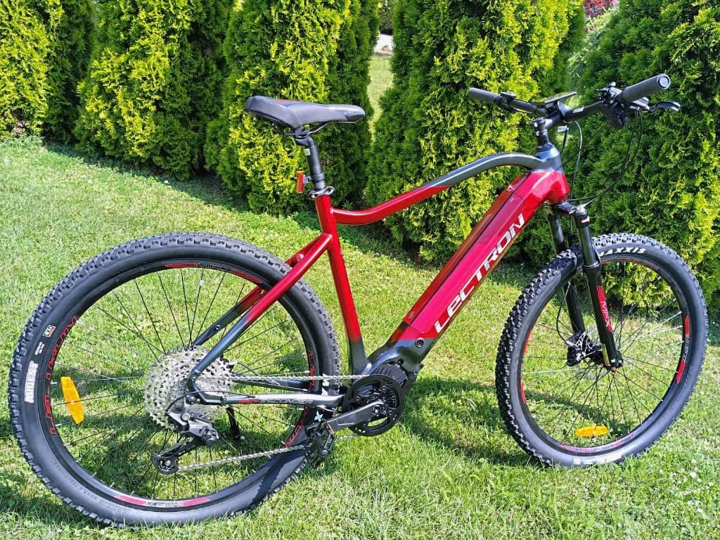 Elektrokolo Lectron před prodejnou Cyklotovačov