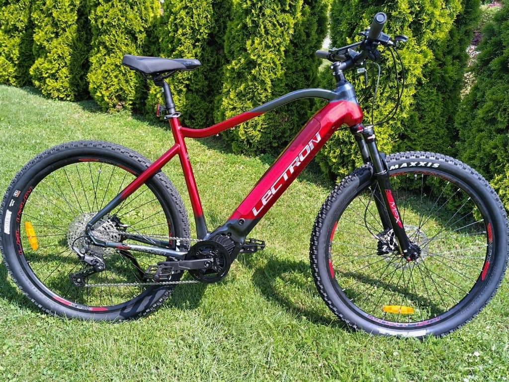 Elektrokolo Lectron před prodejnou Cyklotovačov