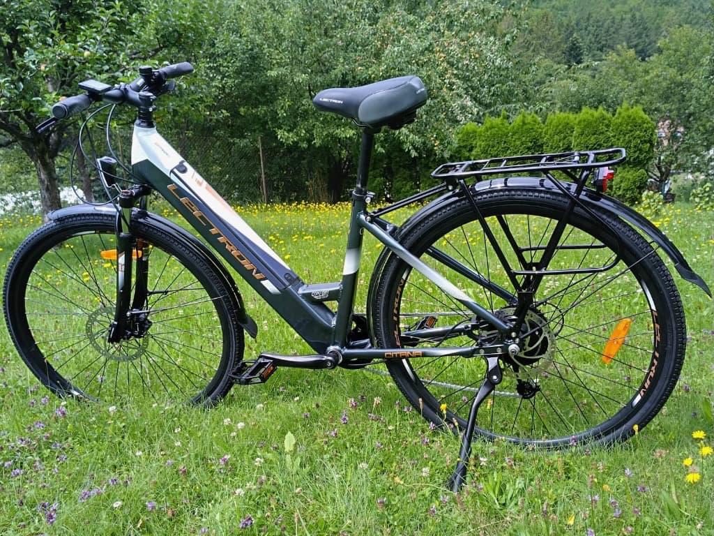 Elektrokolo Lectron před prodejnou Cyklotovačov