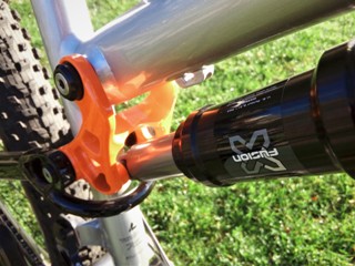 Patriot AM – detail tlumiče X-Fusion